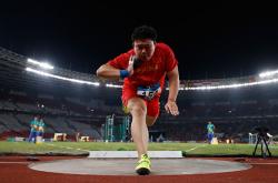 九游体育中国官网-南非铅球选手创造新纪录，登顶领奖台