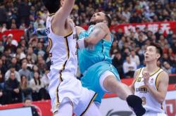 -关于青岛队主力球员突发伤病，对球队实力造成影响的信息