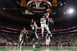 九游体育登录-小加索尔砍下三双，马刺轻取篮网！