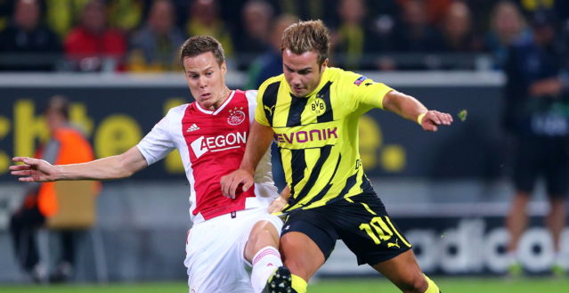 关于阿贾克斯后防连续零失球获得赞誉的信息