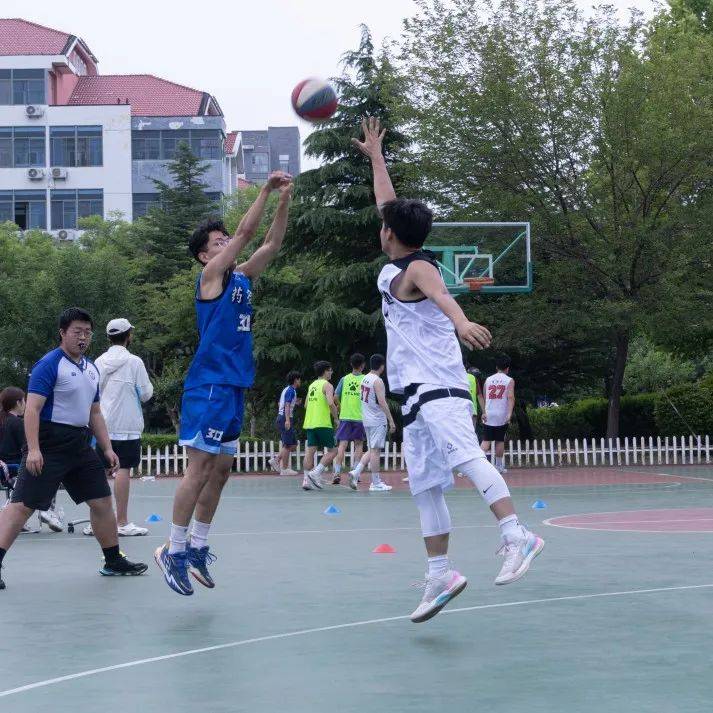 精彩瞬间！篮球赛场比赛大点评的简单介绍