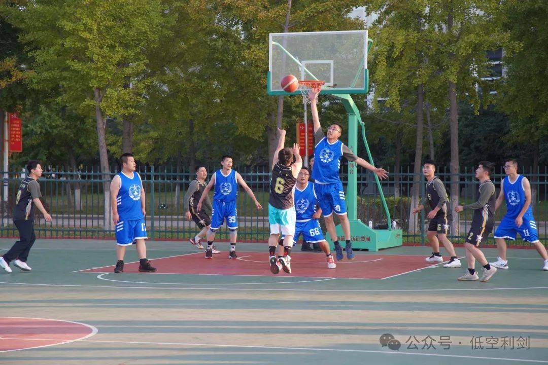 精彩瞬间！篮球赛场比赛大点评的简单介绍