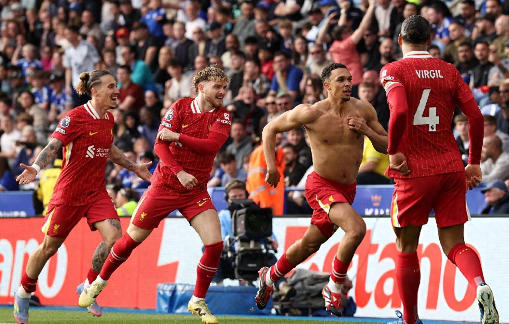 利物浦球员努力拼搏，为球队赢得胜利