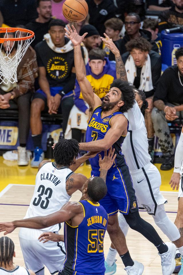 湖人击败篮网，詹姆斯狂砍二十分带领球队获胜