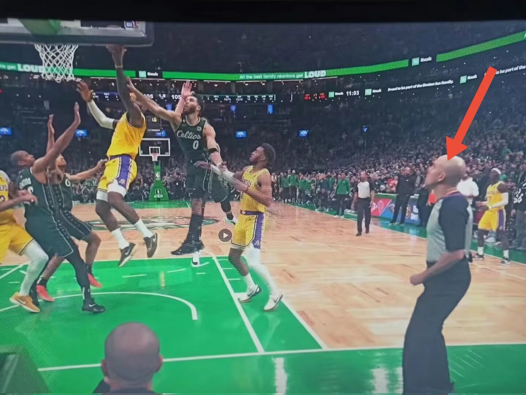 湖人击败篮网，詹姆斯狂砍二十分带领球队获胜