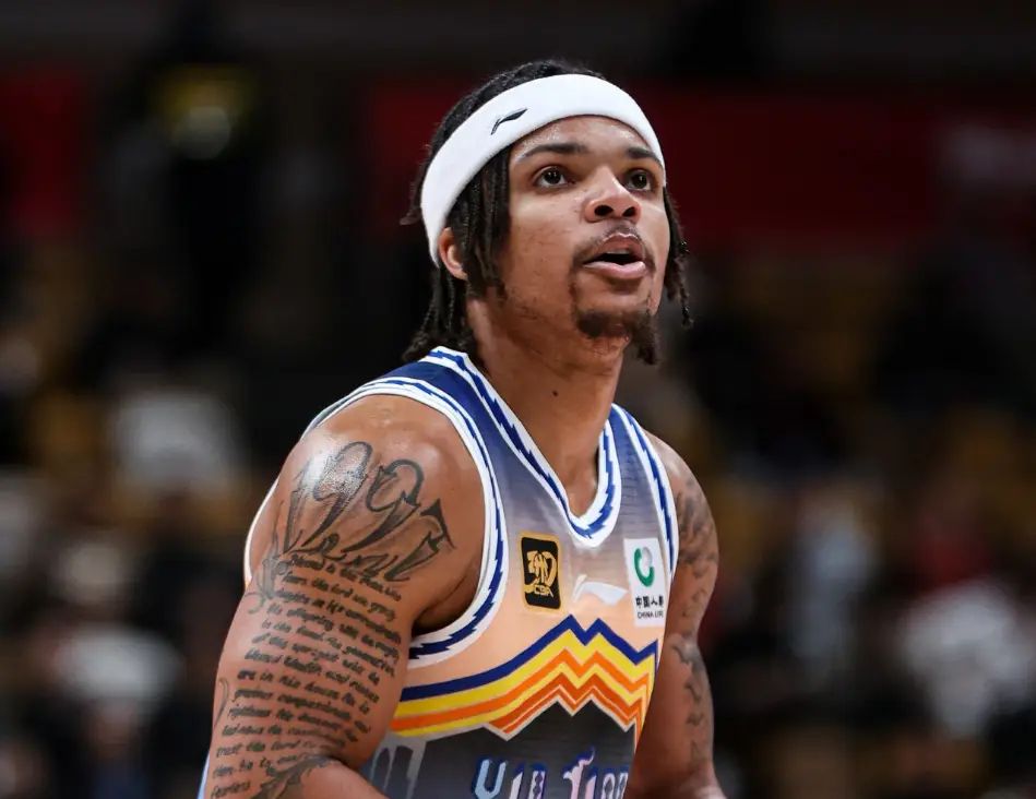 关于比分胶着的足球对决，胜负未卜的信息