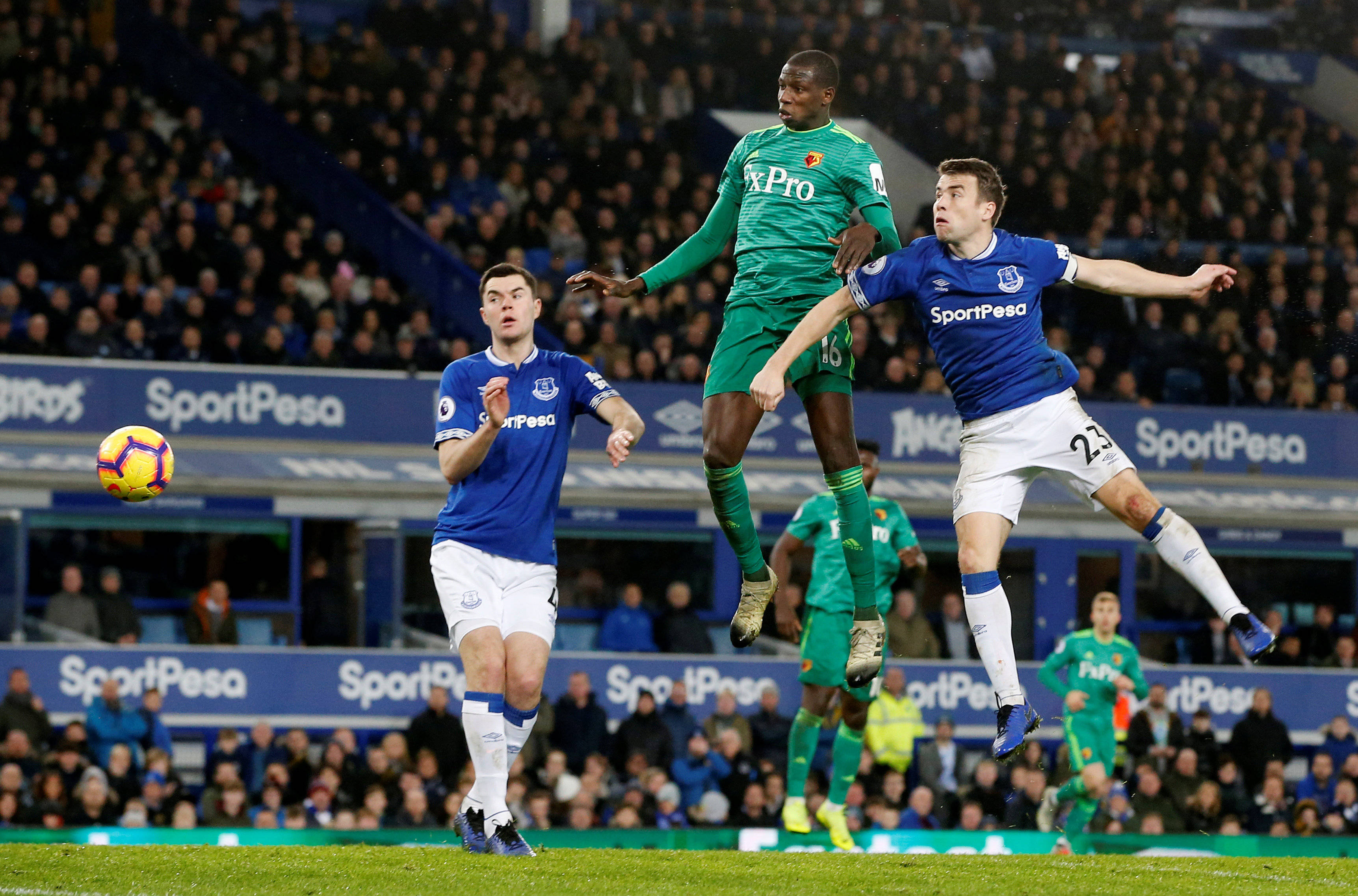 关于比分胶着的足球对决，胜负未卜的信息