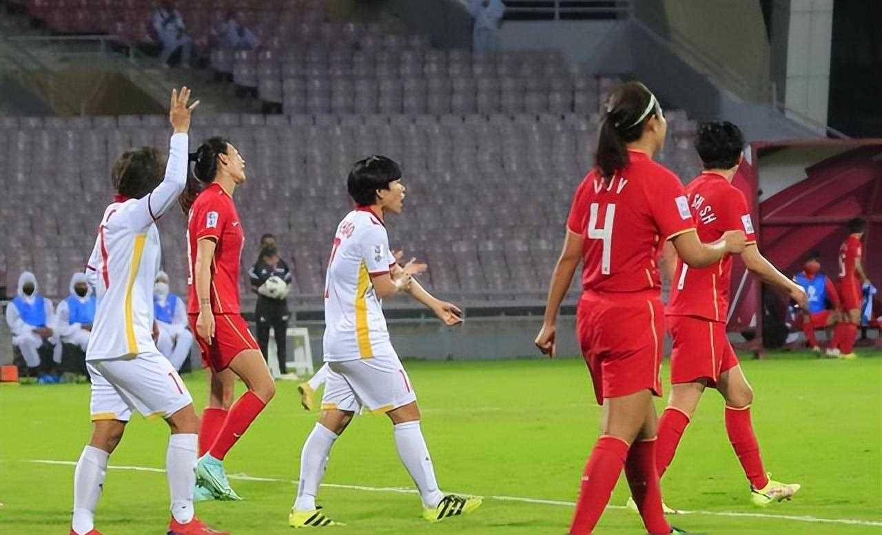 阵容强大的女子足球队伍，备战大赛