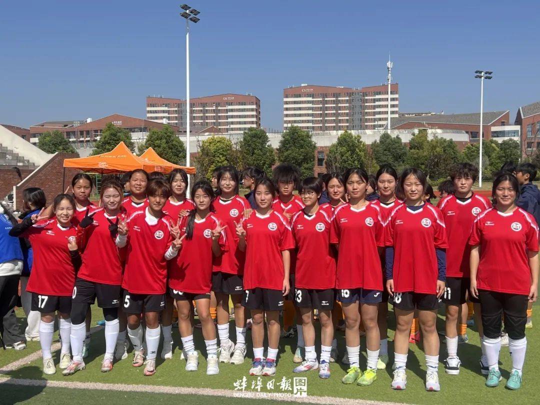 阵容强大的女子足球队伍，备战大赛
