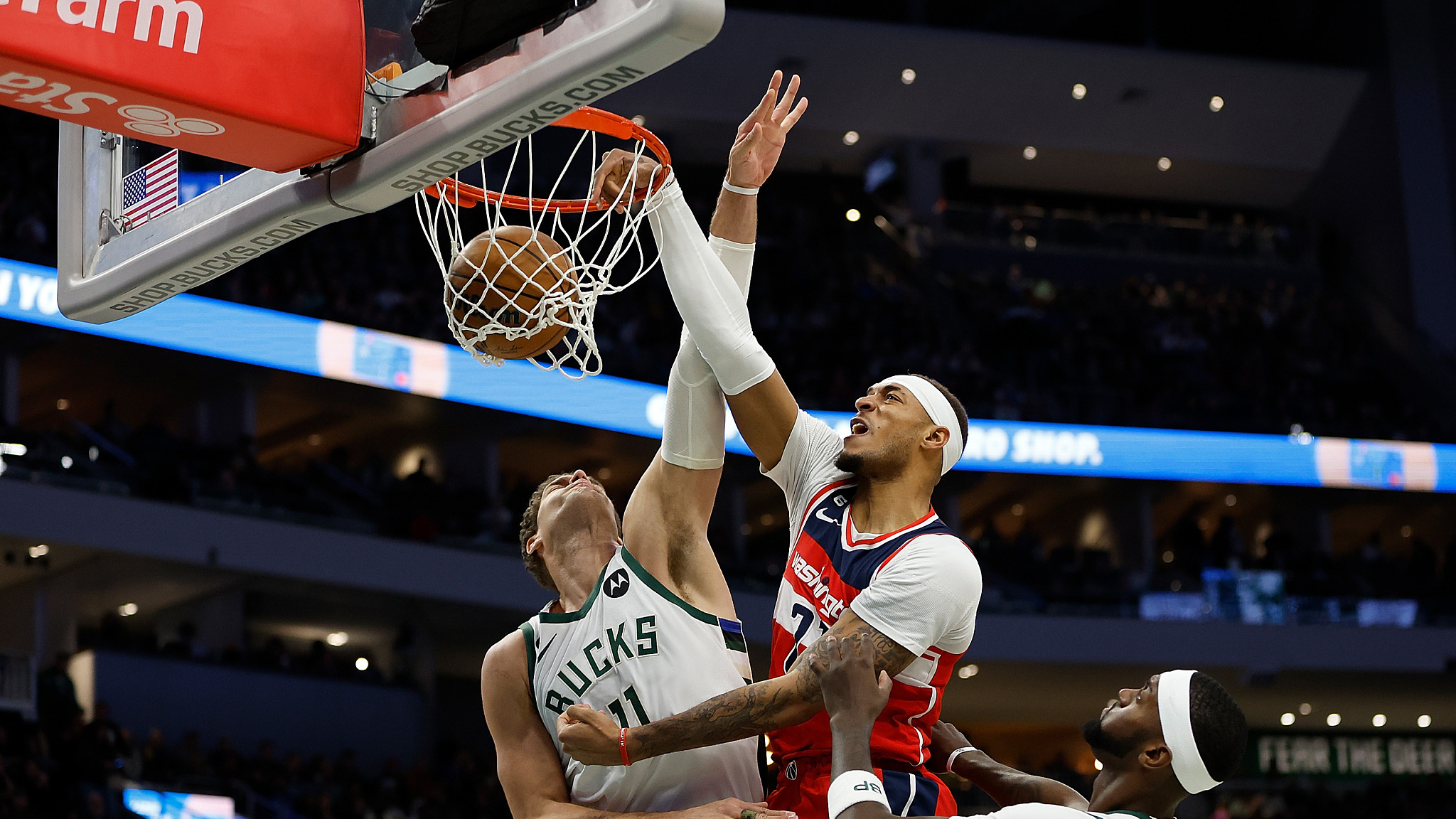 雄鹿主场大胜魔术，终结对手两连胜的简单介绍