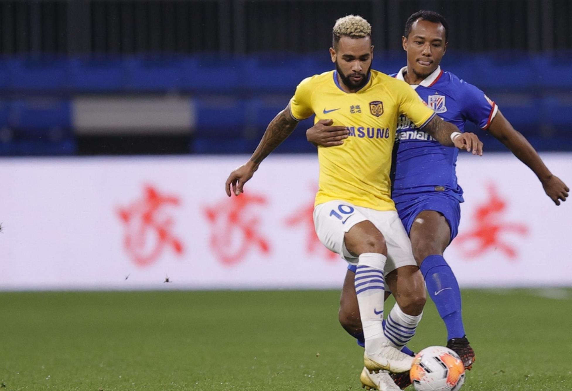 包含江苏苏宁进球被吹，憾平广州恒大富力的词条