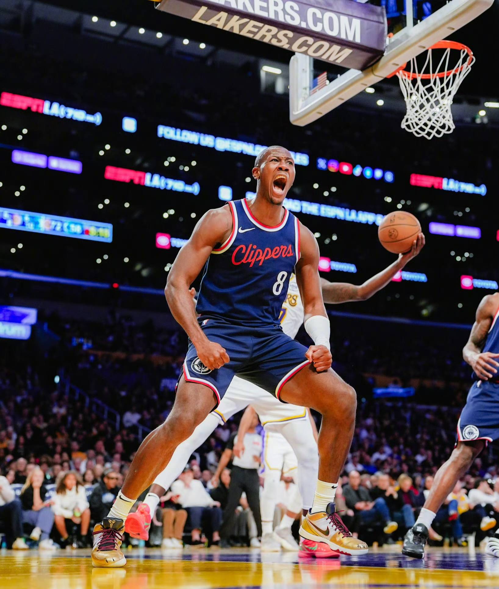 快船前锋发挥全能,攻守俱佳受到赞扬 快船前锋发挥全能,攻守俱佳受到赞扬