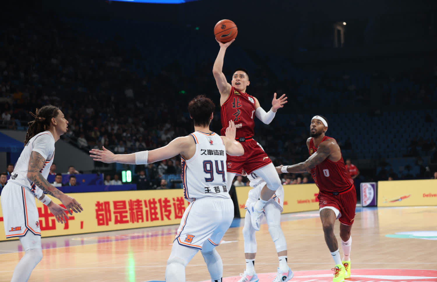 北京男篮后卫突破得分,帮助球队赢球 北京男篮后卫突破得分,帮助球队赢球