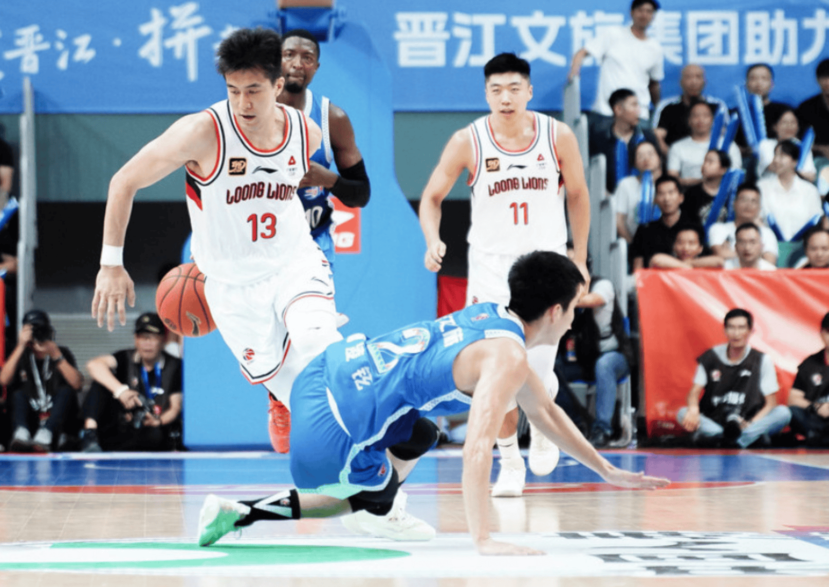 北京男篮后卫突破得分,帮助球队赢球 北京男篮后卫突破得分,帮助球队赢球