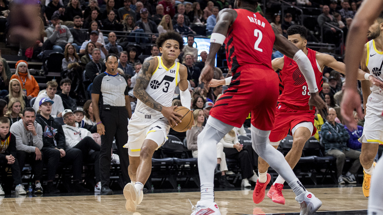 包含爵士主场捍卫领先优势，取得胜利的词条