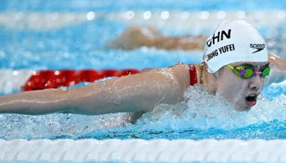 荷兰女子游泳选手游走优势，摘得金牌