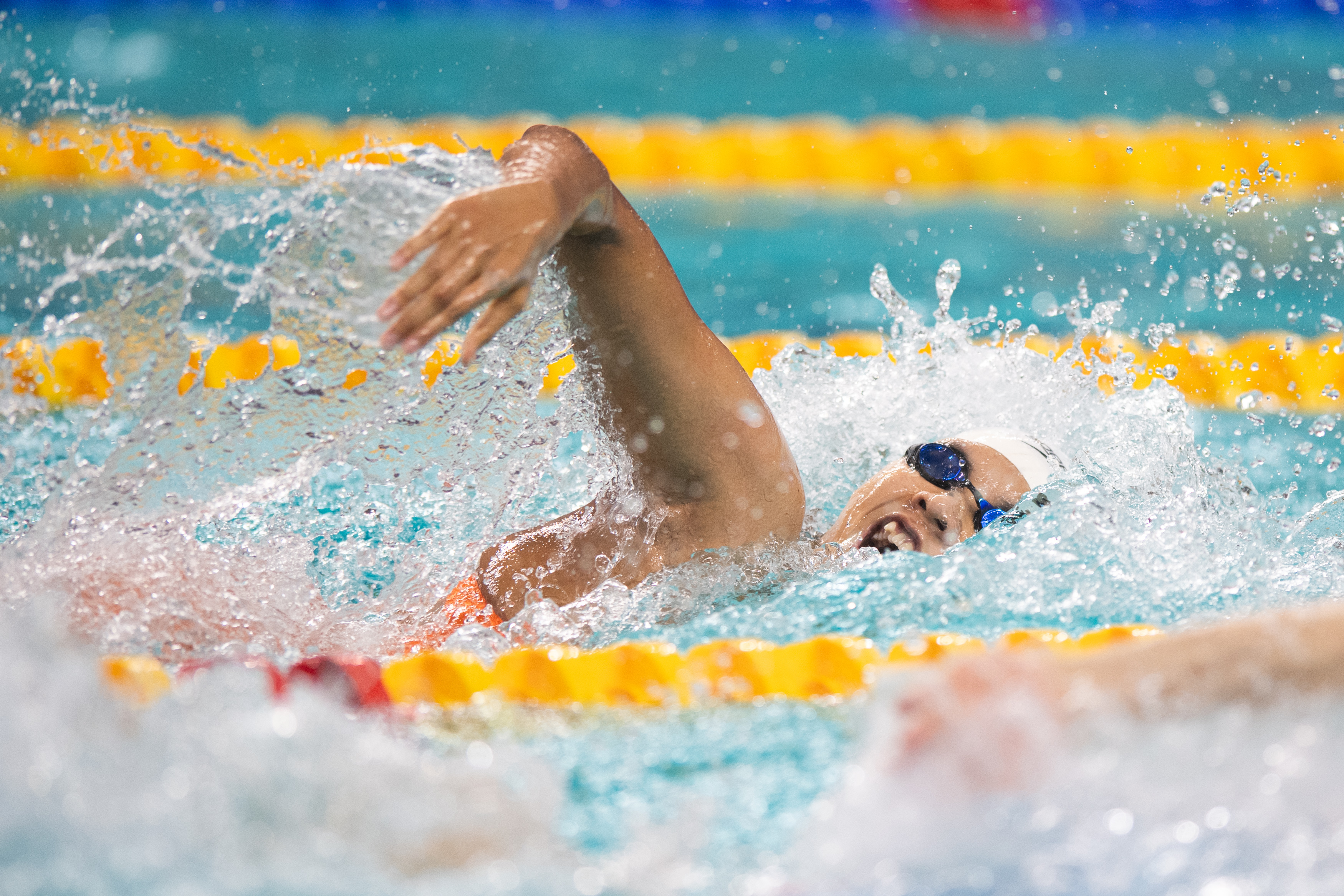 荷兰女子游泳选手游走优势，摘得金牌