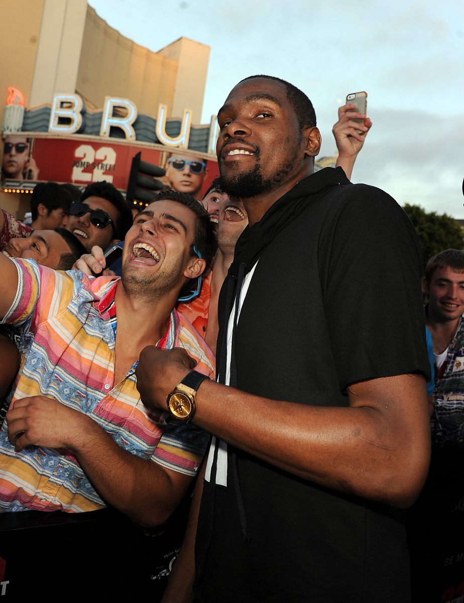 关于欧洲篮球巨星联手对抗，为球迷呈现精彩比赛的信息