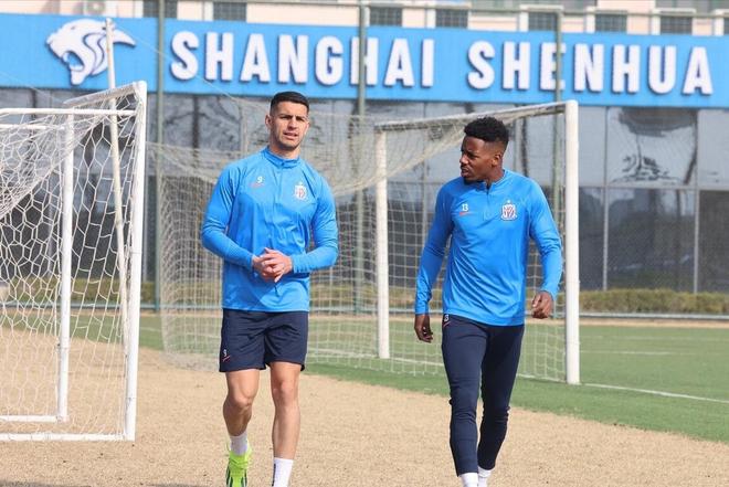 中场核心受伤缺席，球队备战受挫的简单介绍