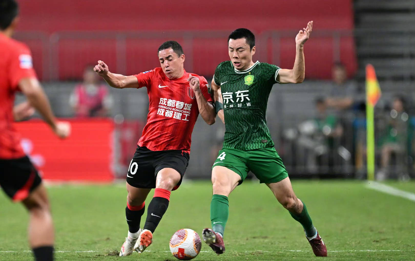 国安后卫连续进球，攻守平衡表现稳定