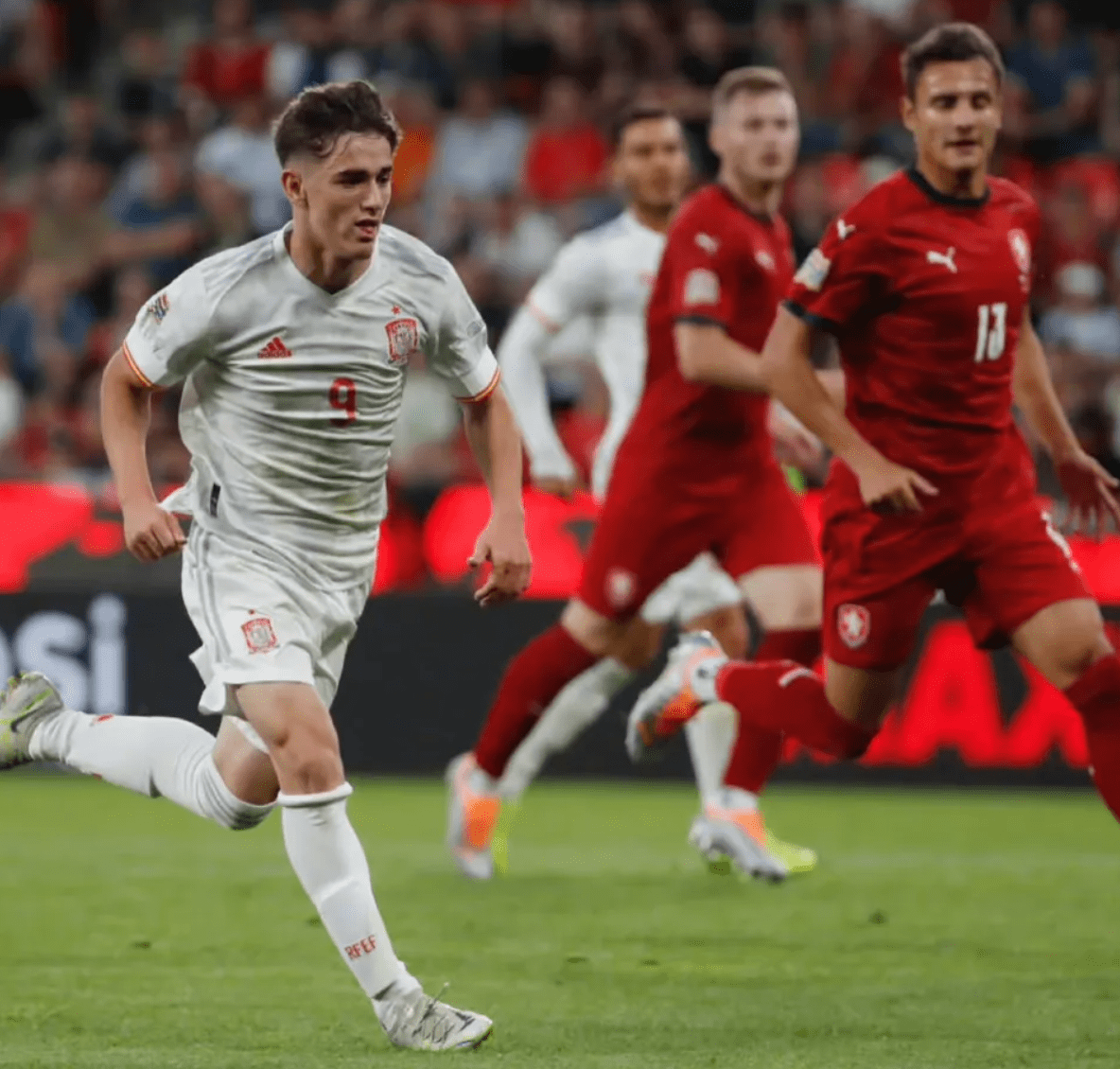 瑞典队狭路相逢乌克兰队，激战胜负难分