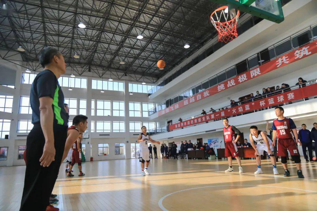 关于篮球场上呈现百变战况，激情高涨的信息