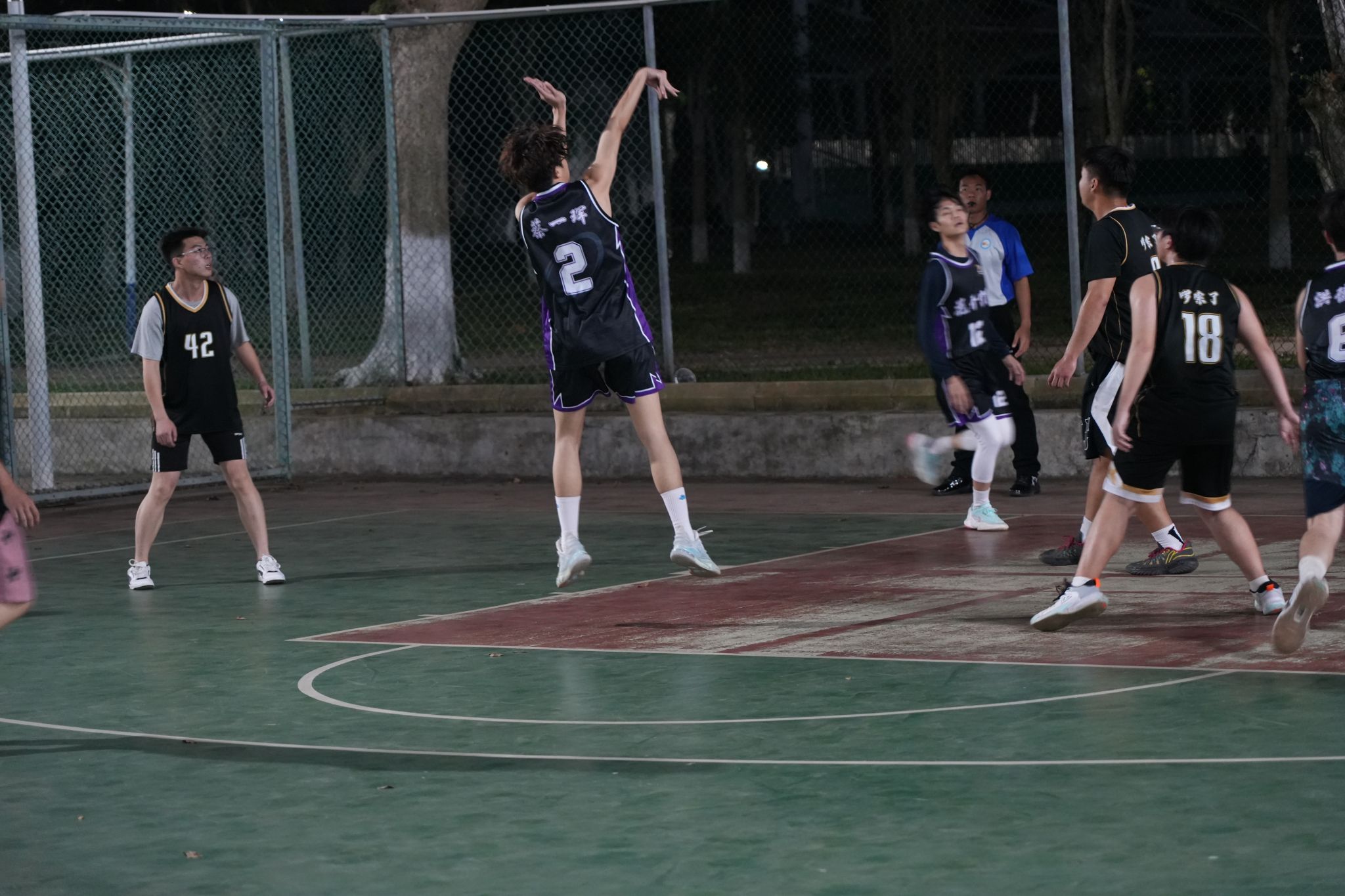 关于篮球场上呈现百变战况，激情高涨的信息