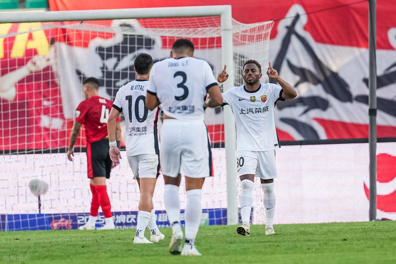 上港主场大胜绿城，取得中超四连胜