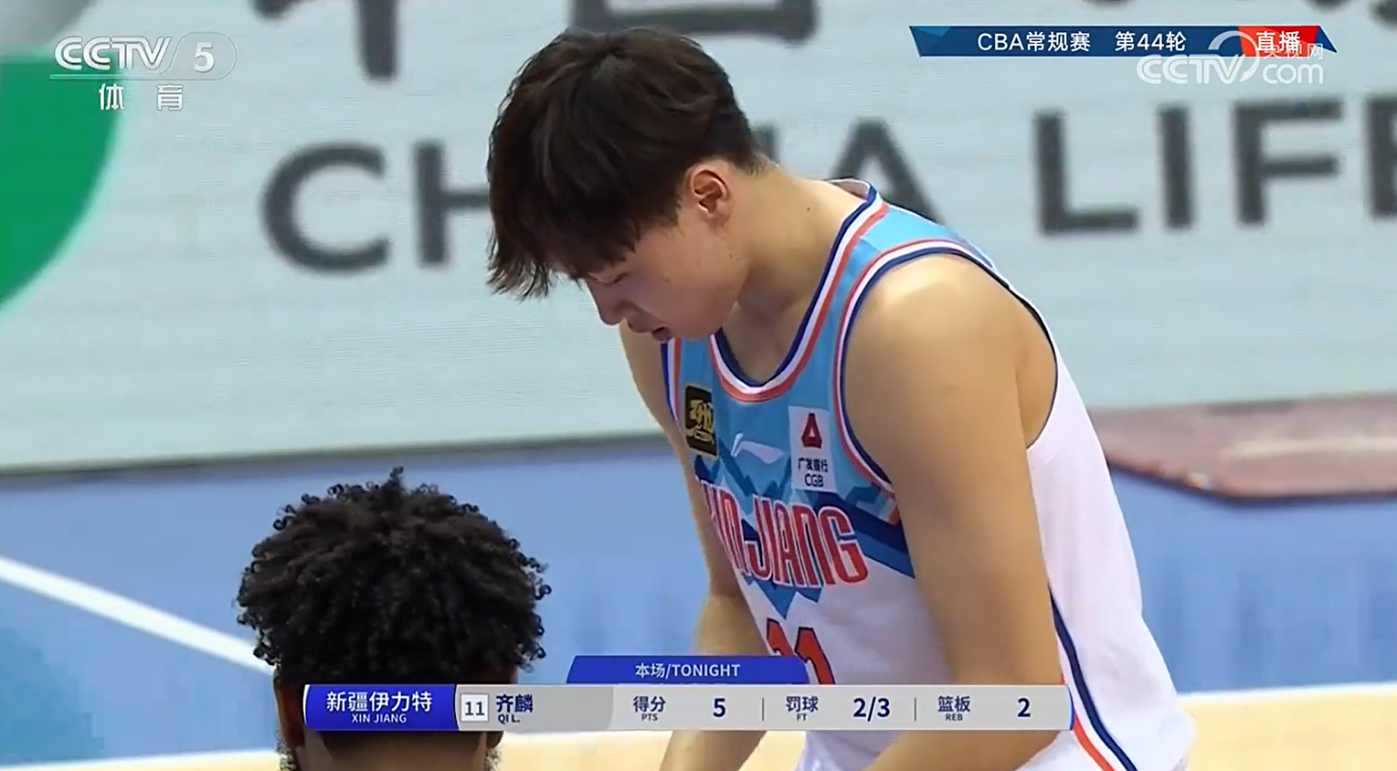 青岛队遭遇深圳男篮，战局激烈激动
