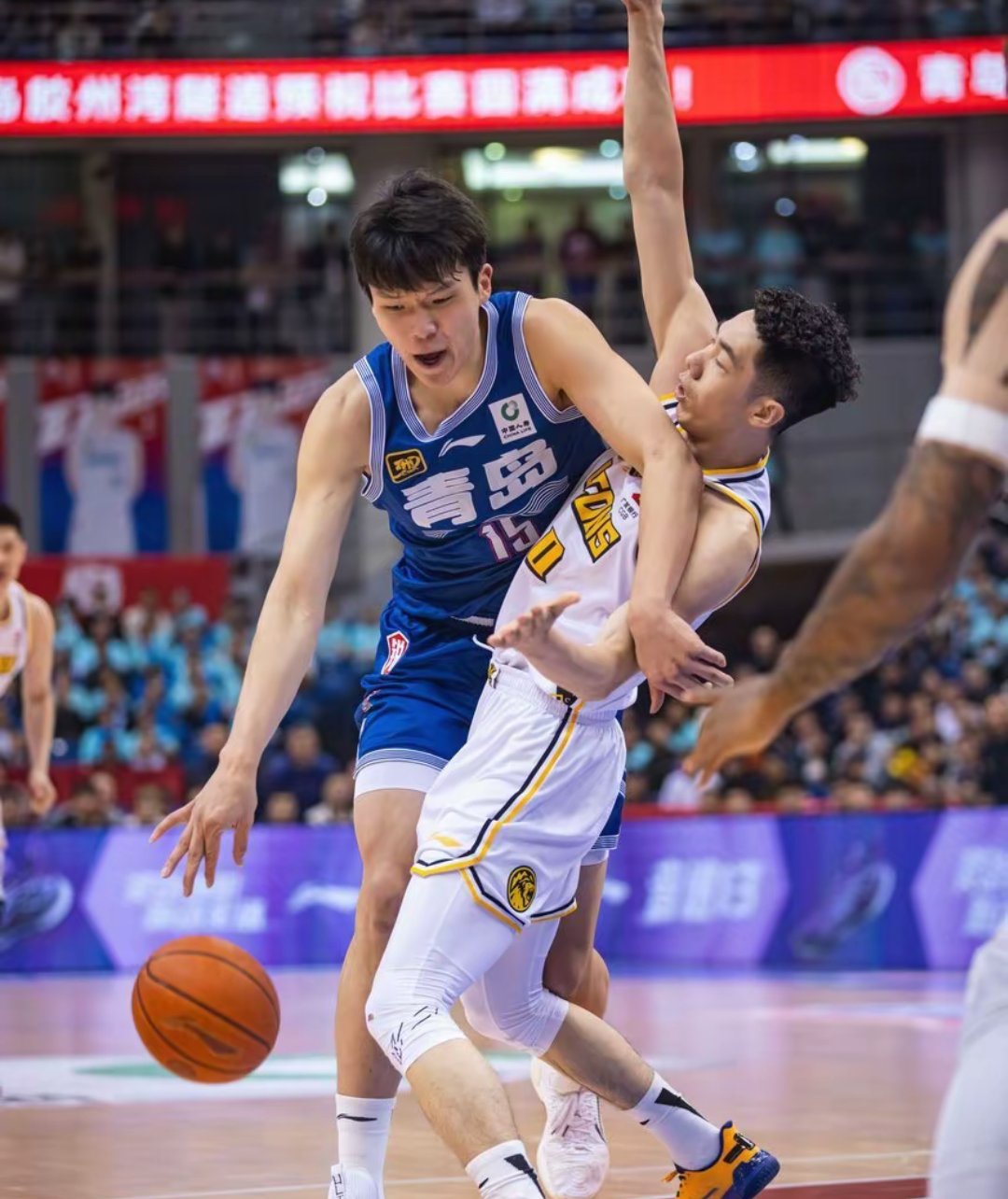 青岛队遭遇深圳男篮，战局激烈激动
