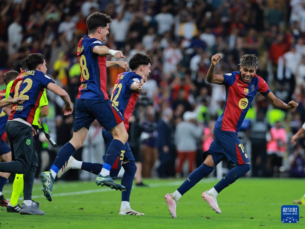 西班牙球员在比赛中展现技术