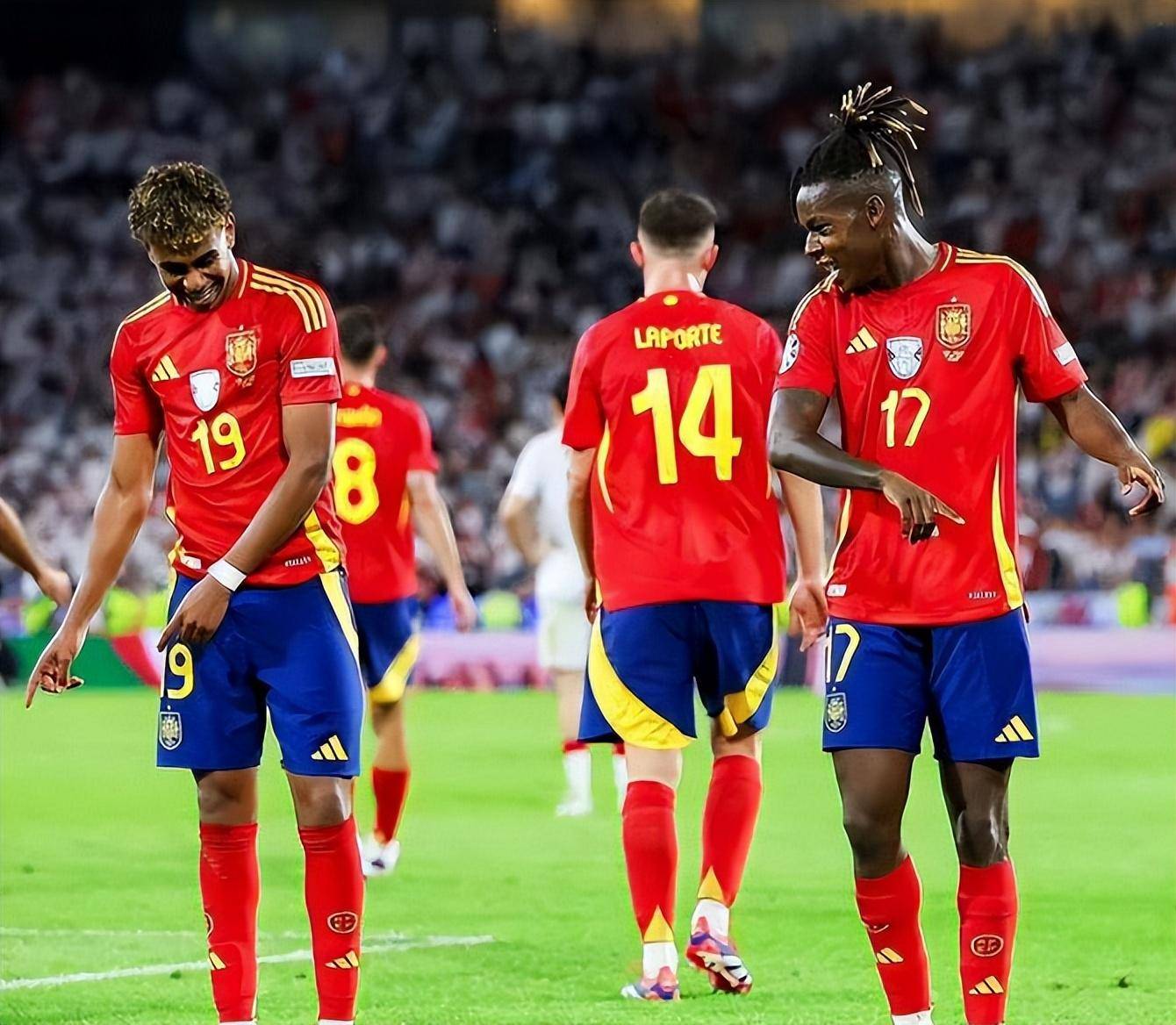 西班牙球员在比赛中展现技术