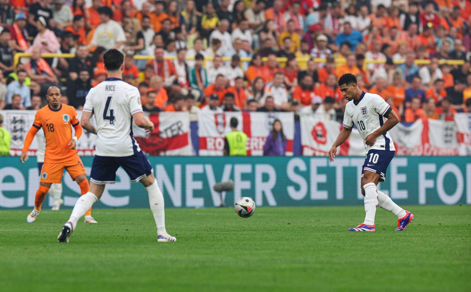 包含欧洲杯赛事风云变幻，精彩继续上演的词条