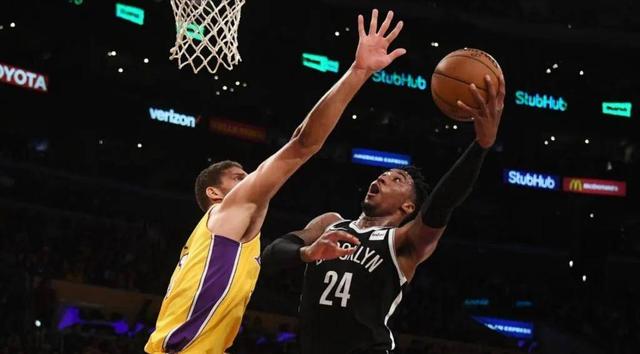 包含联盟中锋连续比赛20+，助球队击败对手的词条