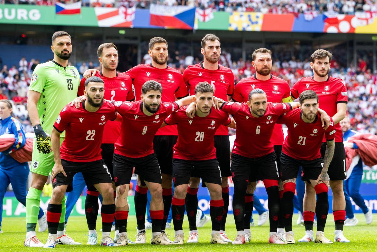 欧洲杯资格赛硝烟弥漫，胜负之争惊心动魄