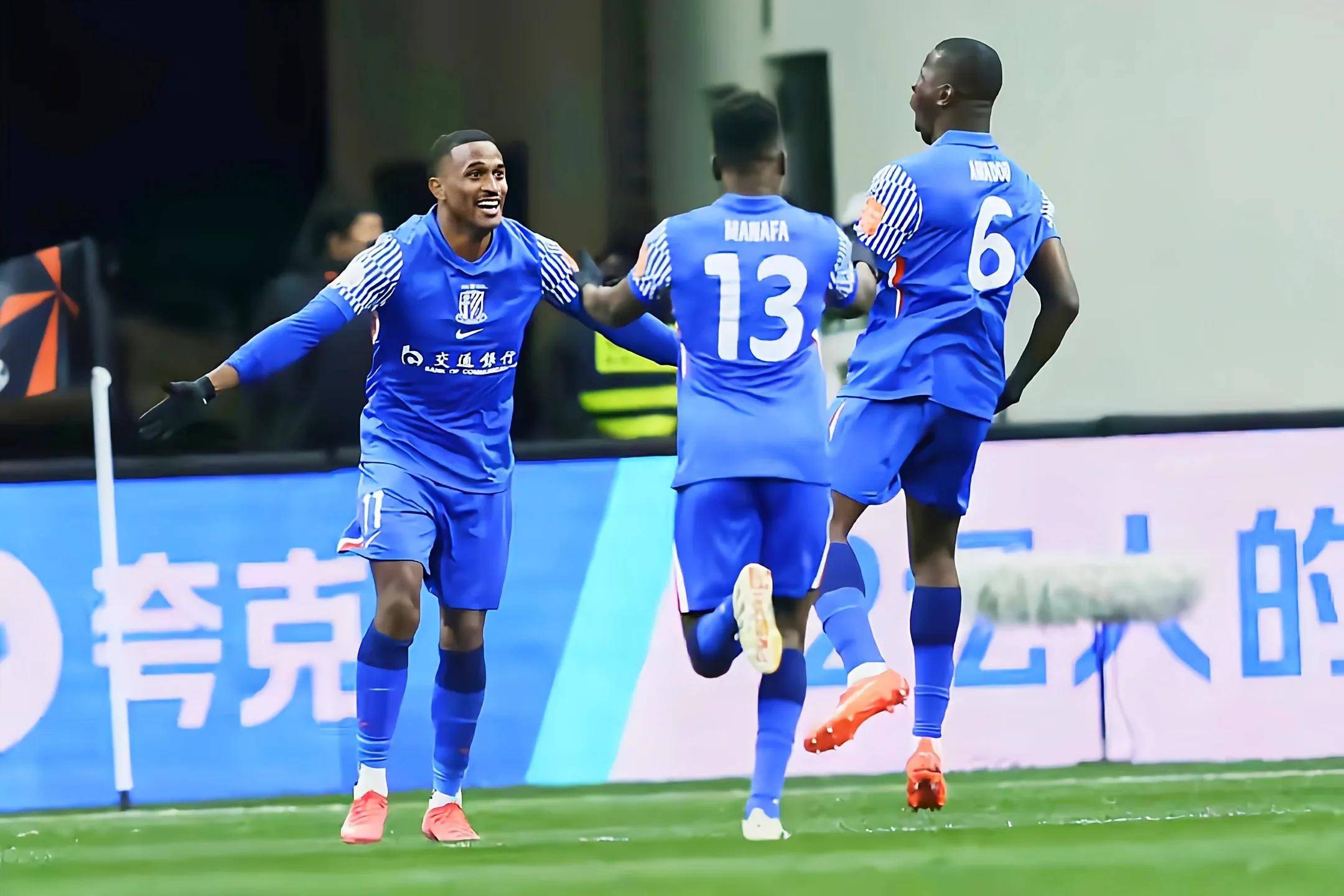 亚冠比赛中球队精彩演绎，球迷惊叹