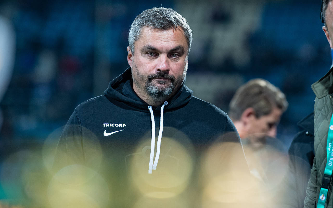 沙尔克主帅力挺球队士气，盼重现德甲巅峰的简单介绍