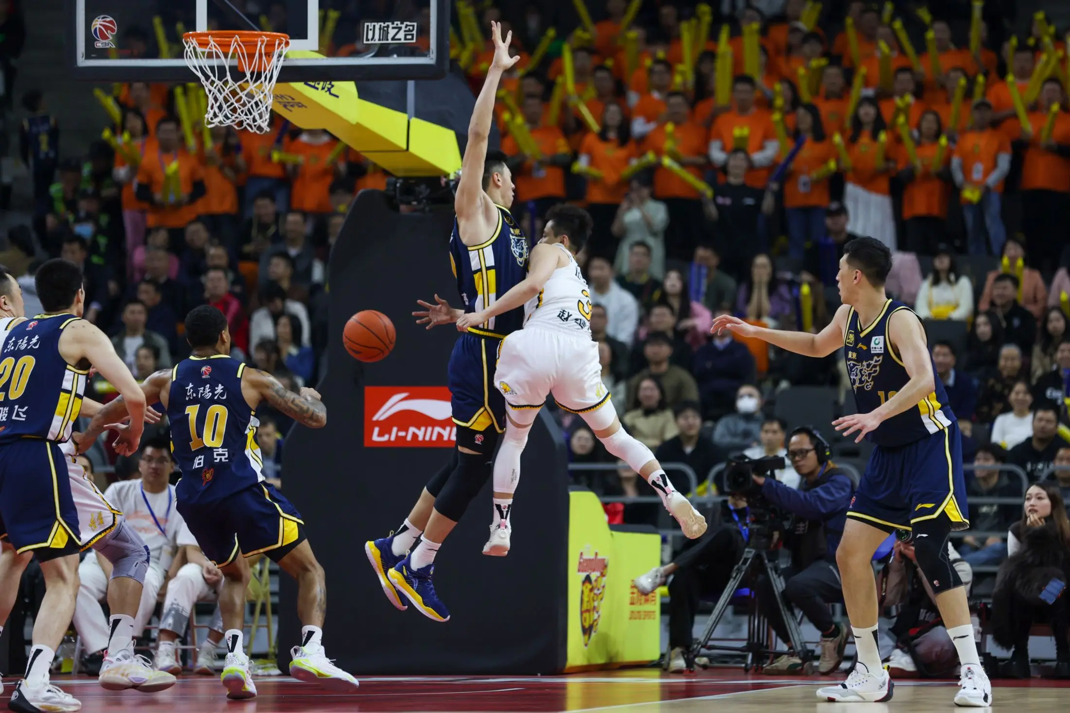 关于高强度比赛，球员体能耗尽奋力拼搏的信息