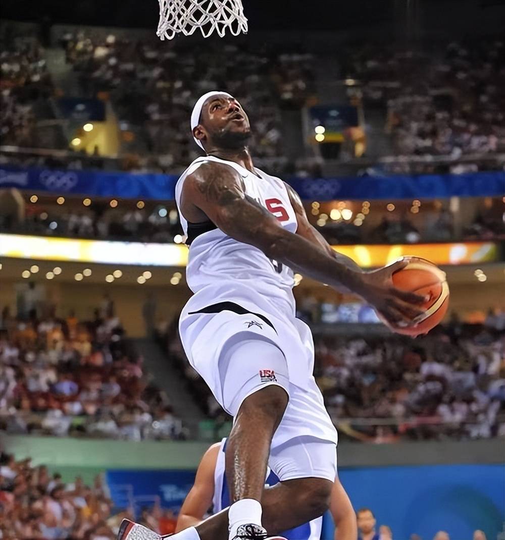 关于高强度比赛，球员体能耗尽奋力拼搏的信息