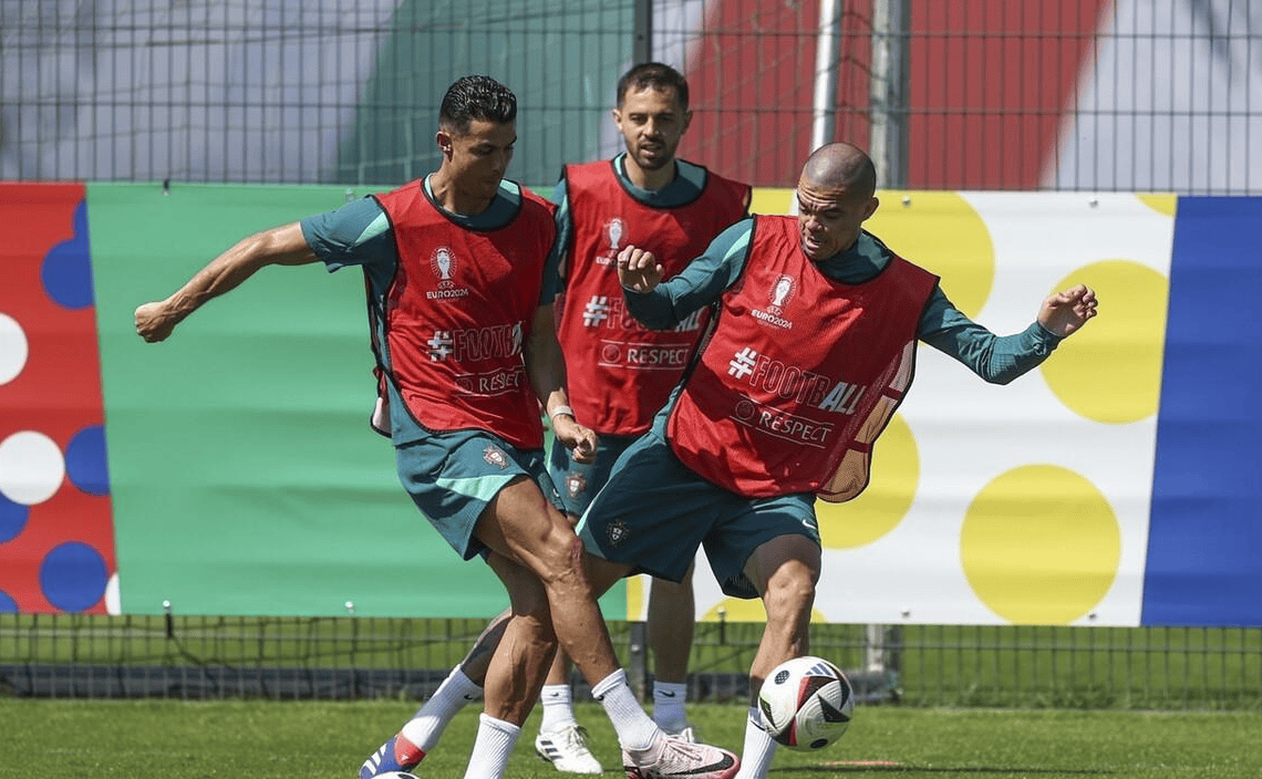 关键比赛中球队实力强劲，轻松取胜对手