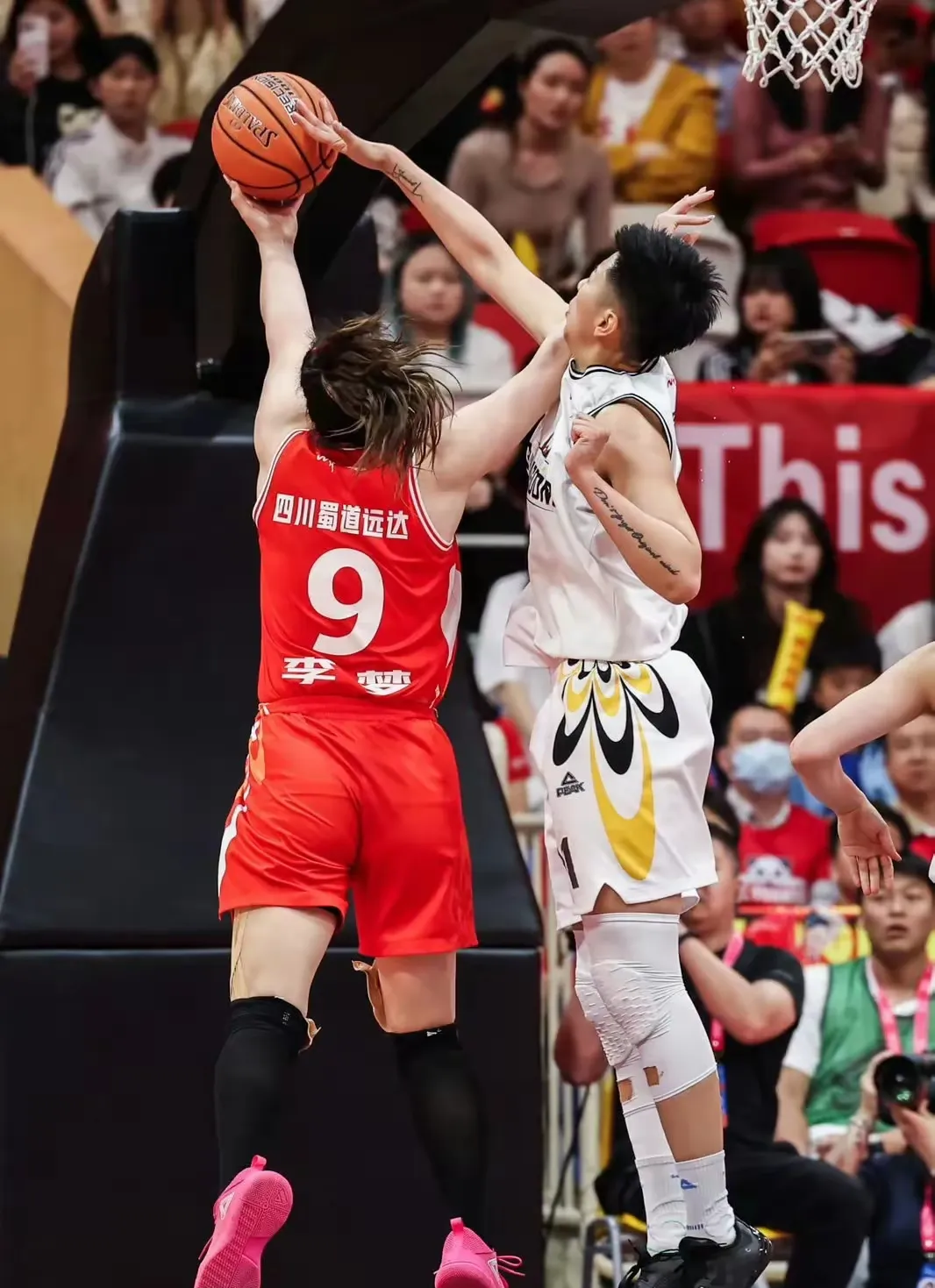 关键比赛中球队实力强劲，轻松取胜对手