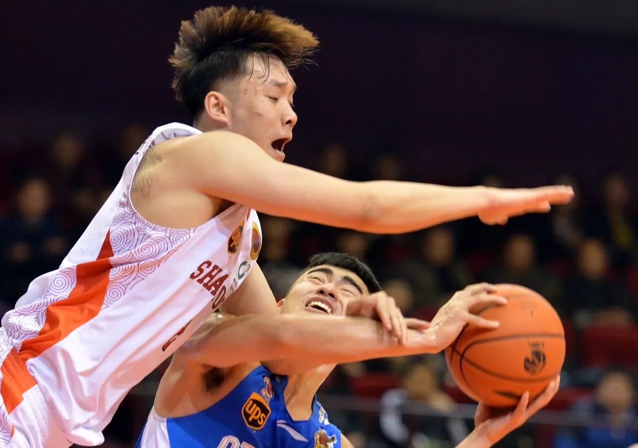 包含斯托克城中场接受手术，伤愈归来备战新赛季的词条