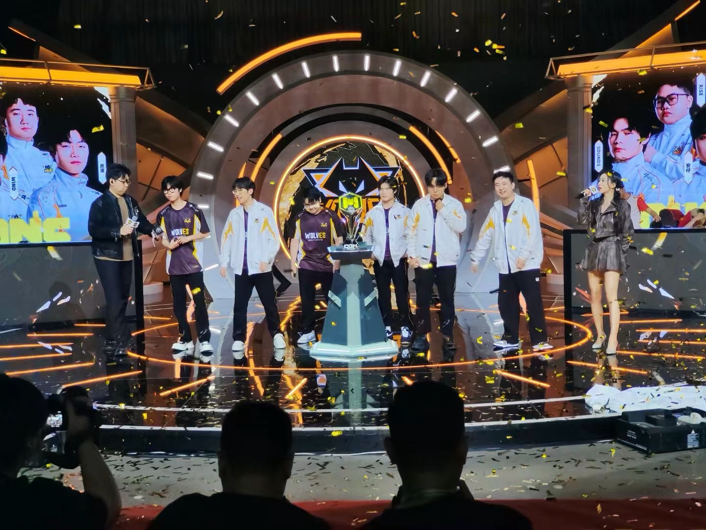 狼队在对阵中获得胜利晋级淘汰赛