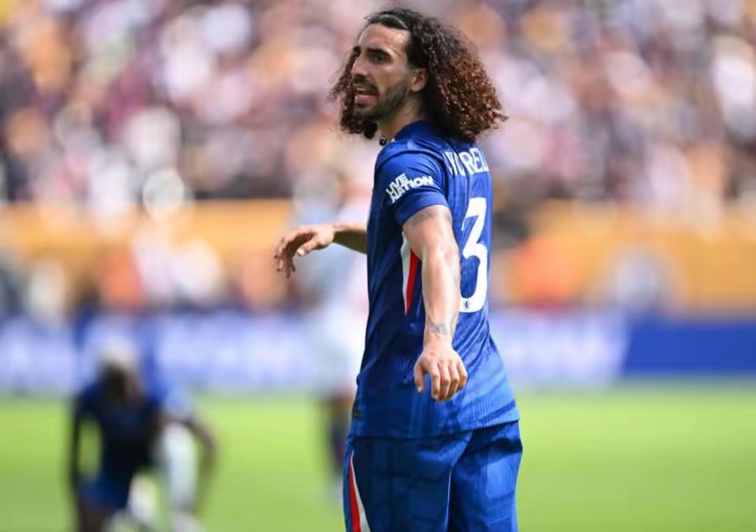 精彩对决！欧预赛比赛场面惊心动魄，球员奋力拼搏