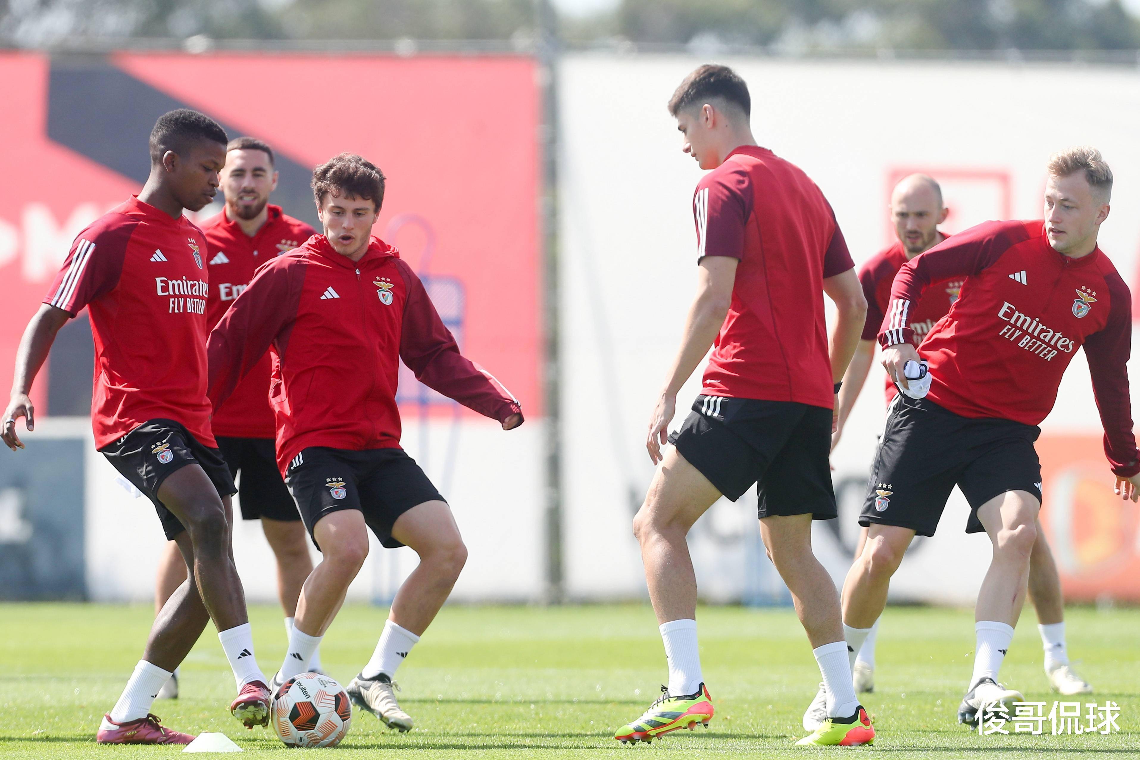 精彩国际足球比赛拉开帷幕，强队拼尽全力