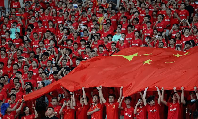 本赛季国内顶级足球联赛竞争激烈，强队实力对决的简单介绍