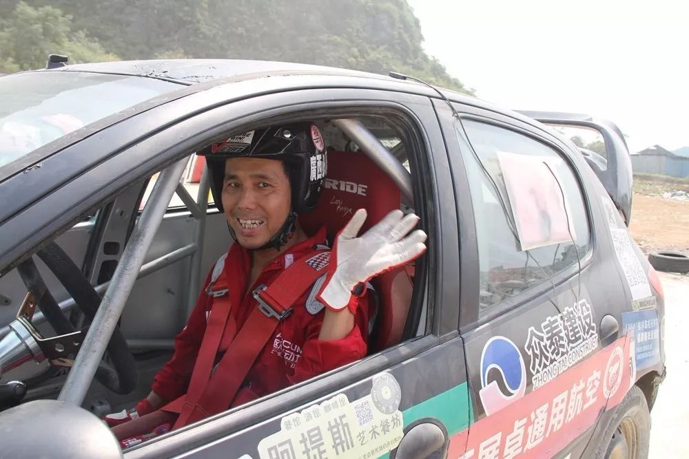 激战球队缠斗，彰显运动精神