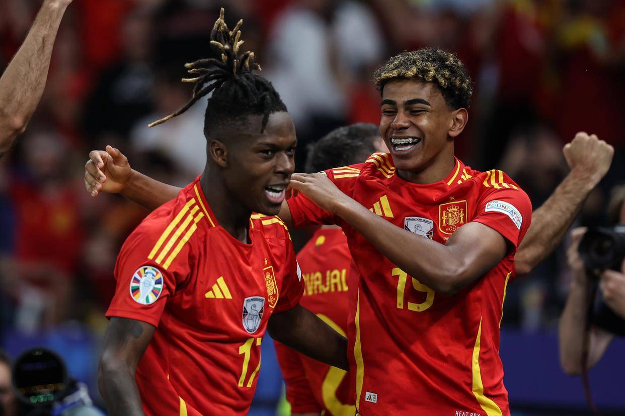 西班牙队在半决赛中获得胜利