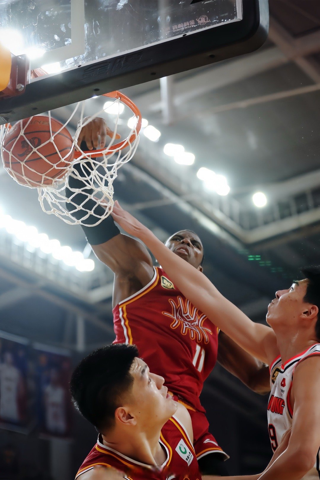 球场一幕回顾:球员飞奔投篮,观众欢呼 球场一幕回顾:球员飞奔投篮,观众欢呼